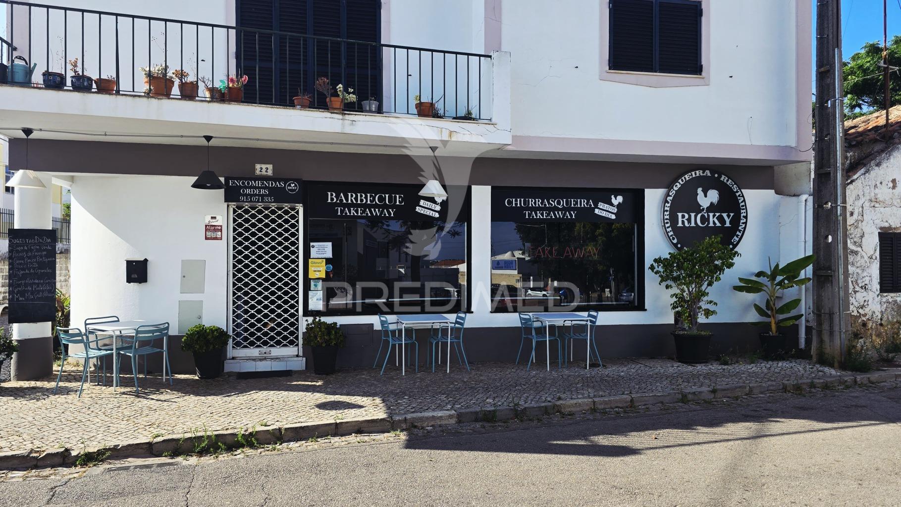 Trespasse de restaurante churrasqueira no centro de lagoa