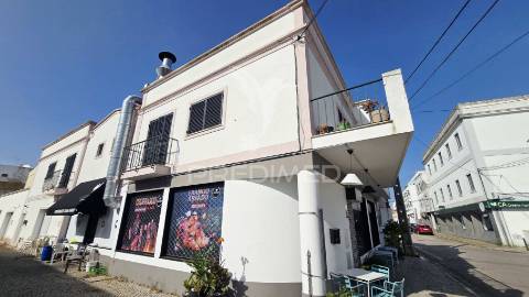 Trespasse de restaurante churrasqueira no centro de lagoa