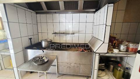 Trespasse de restaurante churrasqueira no centro de lagoa