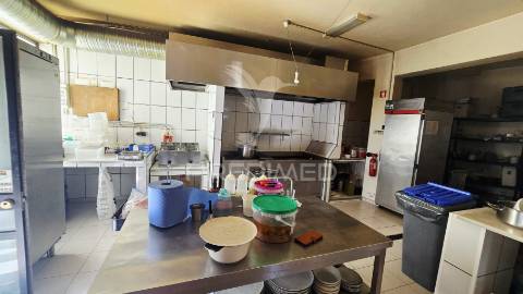 Trespasse de restaurante churrasqueira no centro de lagoa