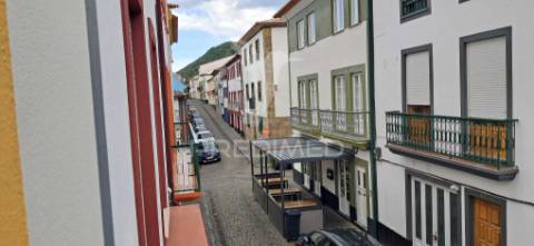 Moradia t3 com garagem e 4 pisos – angra do heroísmo