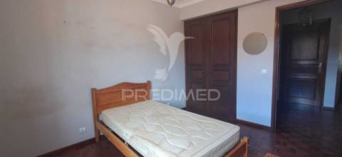 Moradia t3 com garagem e 4 pisos – angra do heroísmo