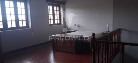 Moradia t3 com garagem e 4 pisos – angra do heroísmo