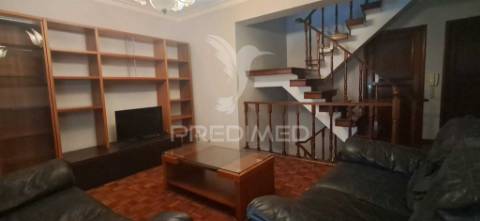 Moradia t3 com garagem e 4 pisos – angra do heroísmo