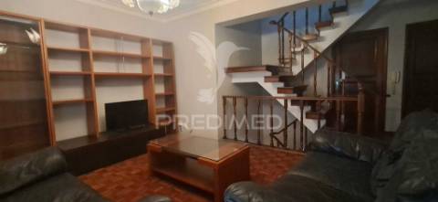 Moradia t3 com garagem e 4 pisos – angra do heroísmo