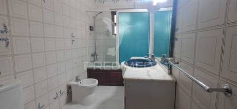 Moradia t3 com garagem e 4 pisos – angra do heroísmo