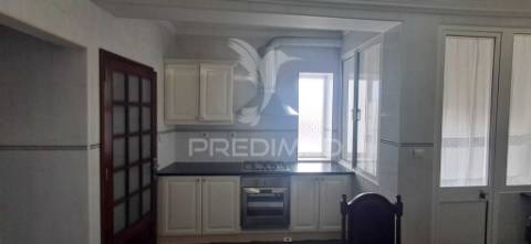 Moradia t3 com garagem e 4 pisos – angra do heroísmo