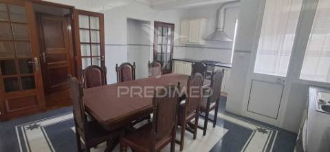 Moradia t3 com garagem e 4 pisos – angra do heroísmo