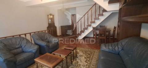 Moradia t3 com garagem e 4 pisos – angra do heroísmo