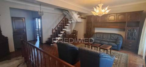 Moradia t3 com garagem e 4 pisos – angra do heroísmo