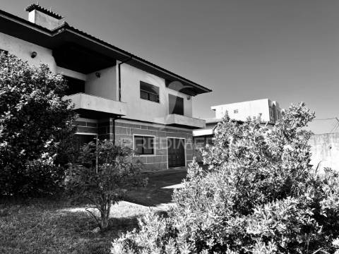 Moradia 440m2 | terreno 1200m2