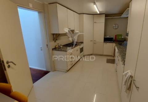 Moradia t4 com garagem,terreno e olival, moçarria, santarém.