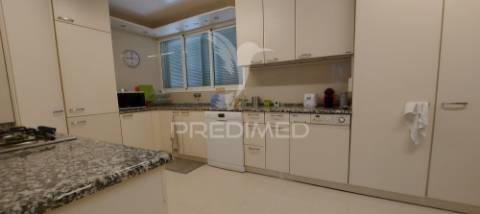 Moradia t4 com garagem,terreno e olival, moçarria, santarém.