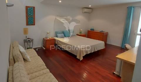 Moradia t4 com garagem,terreno e olival, moçarria, santarém.