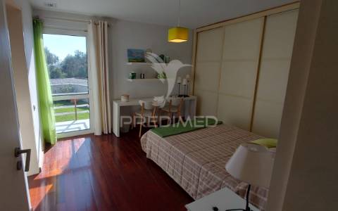 Moradia t4 com garagem,terreno e olival, moçarria, santarém.