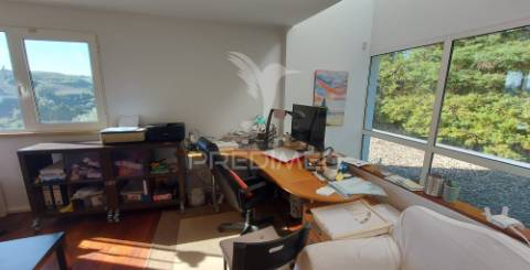 Moradia t4 com garagem,terreno e olival, moçarria, santarém.