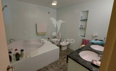 Moradia t4 com garagem,terreno e olival, moçarria, santarém.