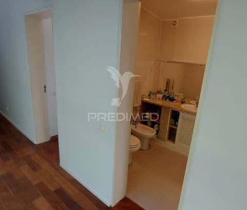 Moradia t4 com garagem,terreno e olival, moçarria, santarém.