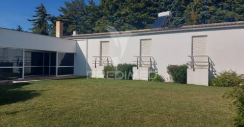 Moradia t4 com garagem,terreno e olival, moçarria, santarém.