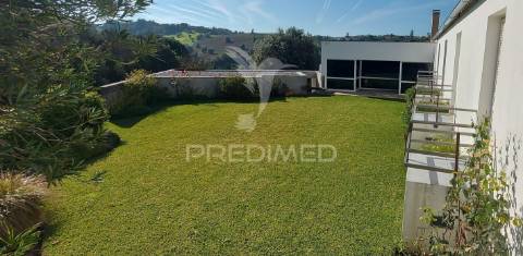 Moradia t4 com garagem,terreno e olival, moçarria, santarém.