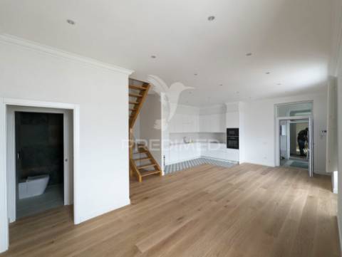 Apartamento t2 em edifício pombalino, centro.