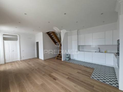 Apartamento t2 em edifício pombalino, centro.