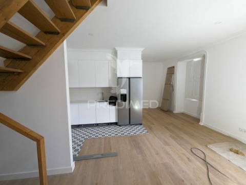 Apartamento t2 em edifício pombalino, centro.