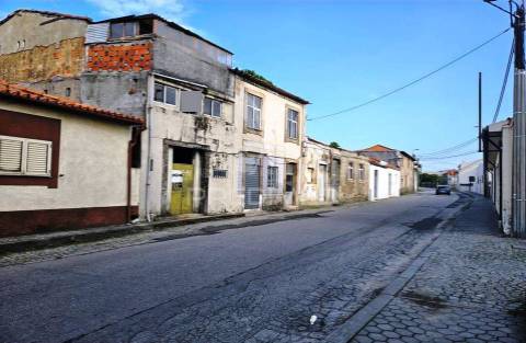 Moradias para recuperar em vilar de paraiso