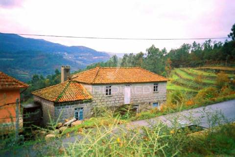Moradia  em pedra para reconstruir