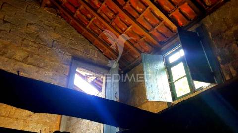 Moradia  em pedra para reconstruir