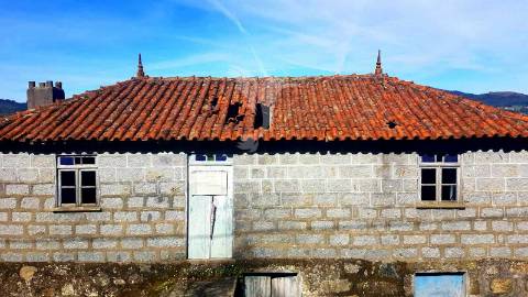 Moradia  em pedra para reconstruir