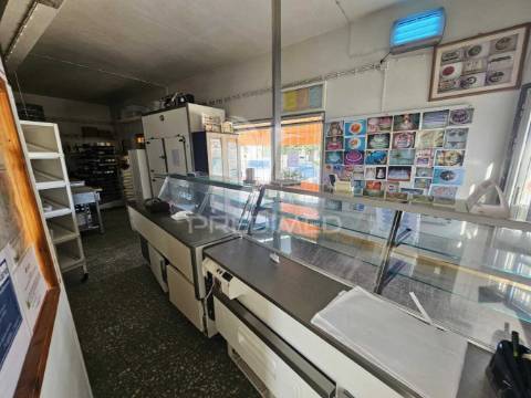 Trespasse de pastelaria- fabrico próprio