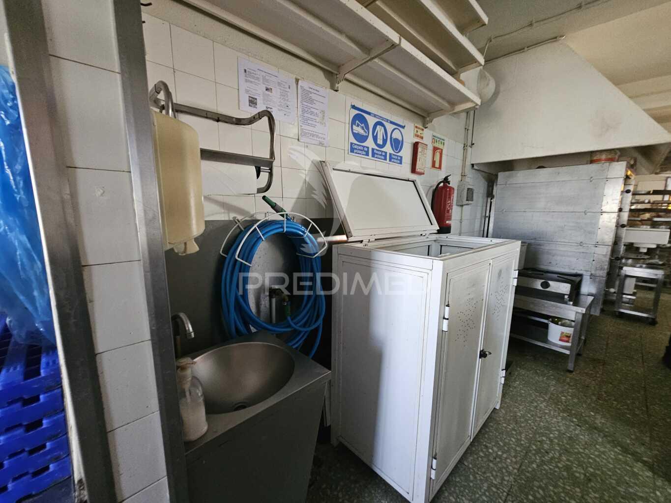 Trespasse de pastelaria- fabrico próprio