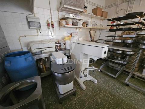 Trespasse de pastelaria- fabrico próprio