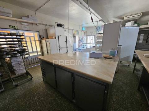 Trespasse de pastelaria- fabrico próprio