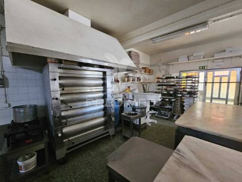 Trespasse de pastelaria- fabrico próprio