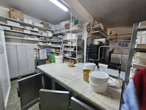 Trespasse de pastelaria- fabrico próprio