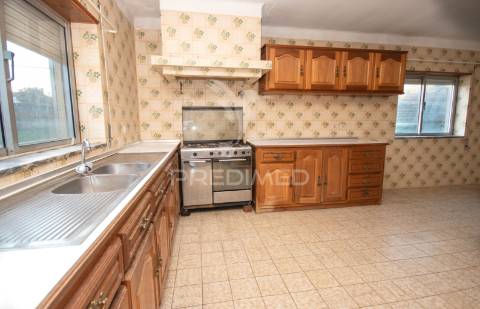 Moradia t3 com terreno de 660 m² na ratoeira – celorico da beira