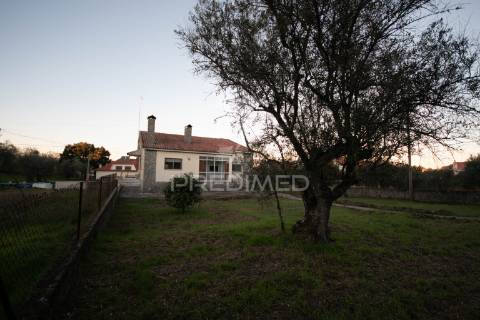 Moradia t3 com terreno de 660 m² na ratoeira – celorico da beira