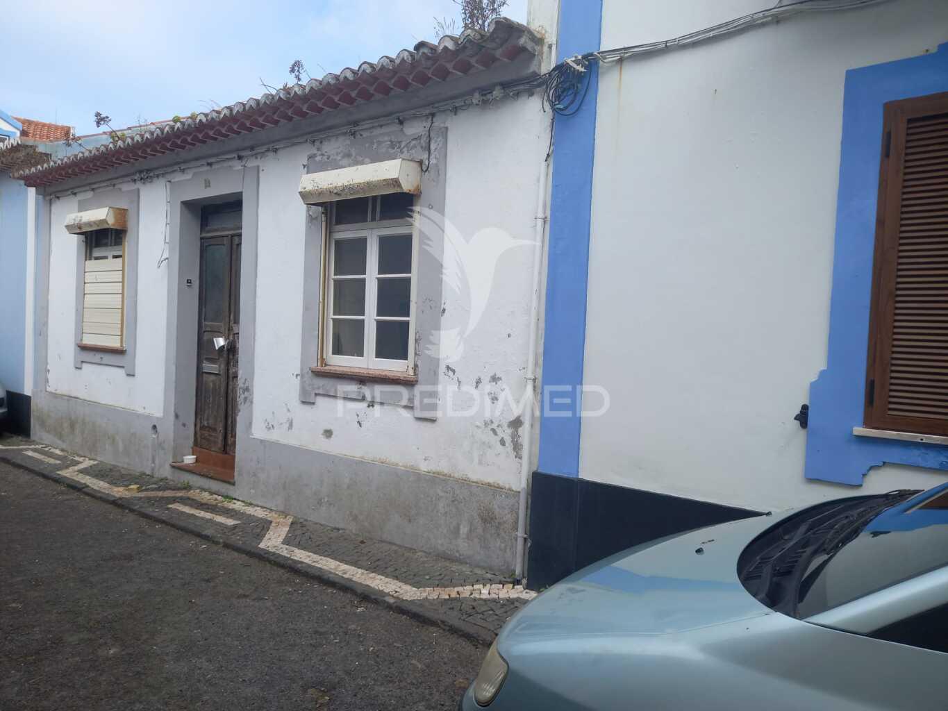 Moradia para reabilitação – excelente localização em angra do heroísmo