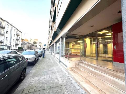 Arrenda-se loja na constituição