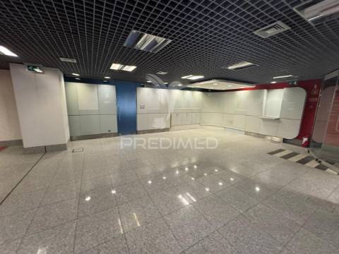 Arrenda-se loja na constituição