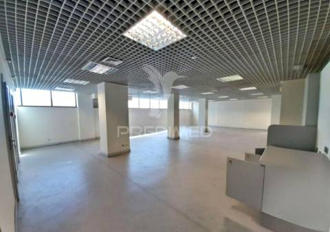 Arrenda-se loja na constituição