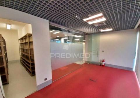 Arrenda-se loja na constituição