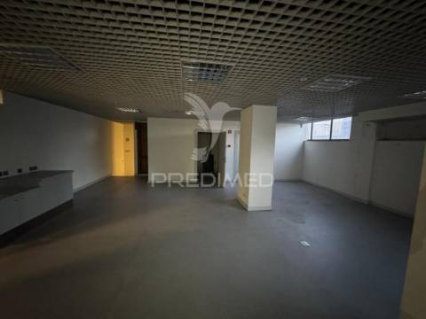 Arrenda-se loja na constituição