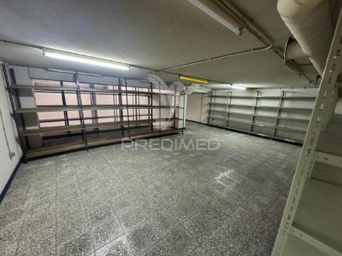 Arrenda-se loja na constituição