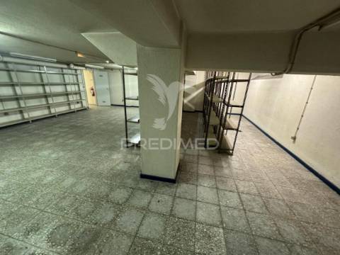 Arrenda-se loja na constituição