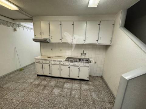 Arrenda-se loja na constituição