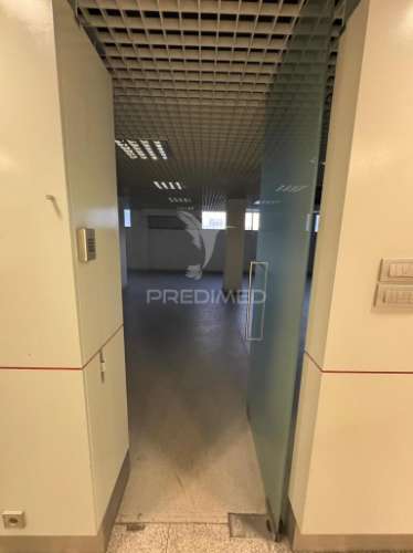 Arrenda-se loja na constituição