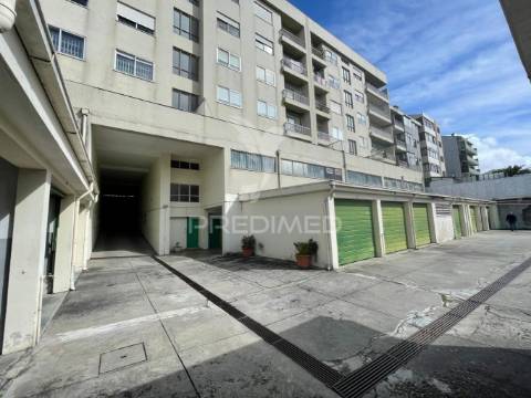 Arrenda-se loja na constituição